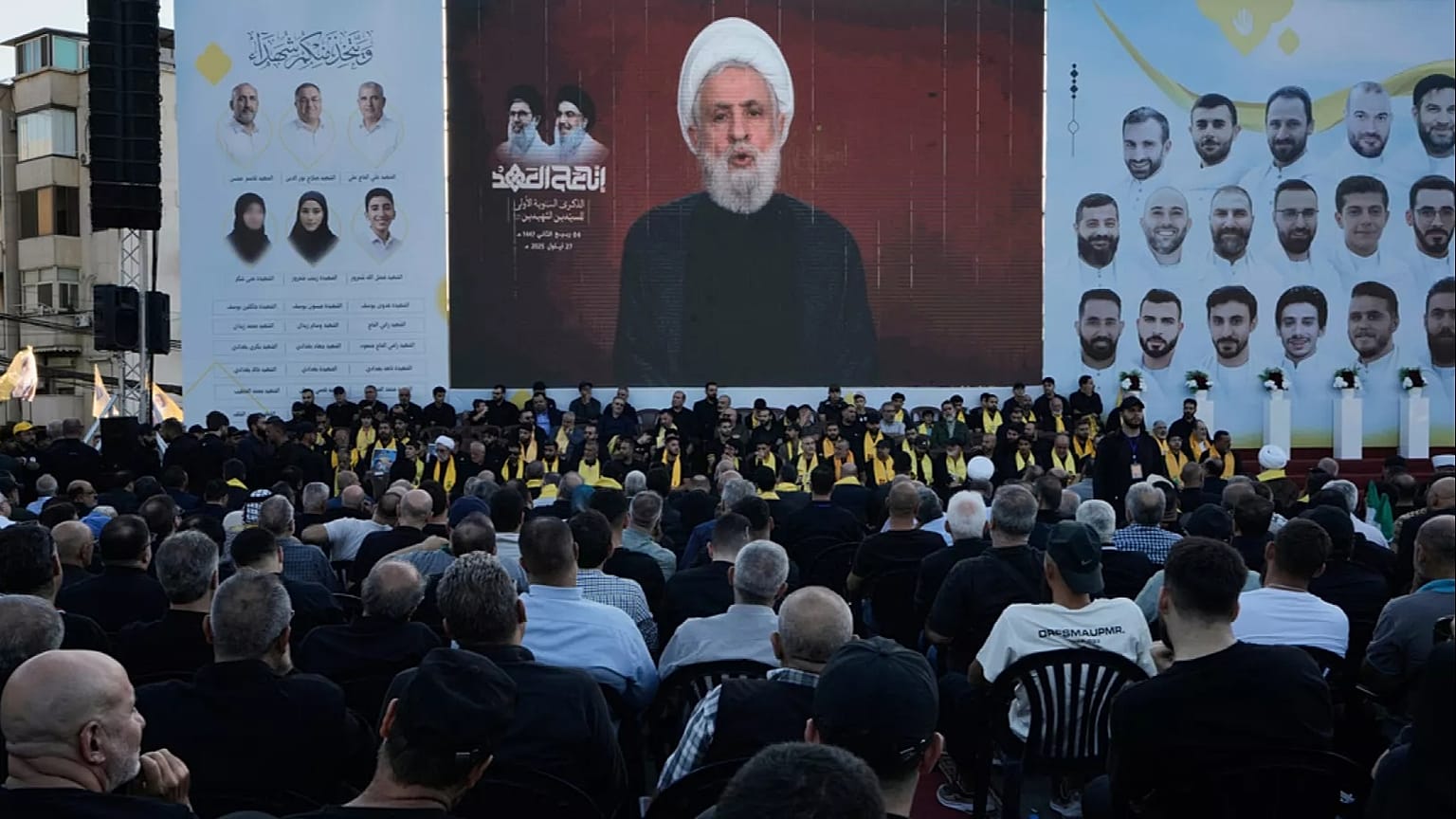 يستمع الناس إلى زعيم حزب الله نعيم قاسم وهو يلقي خطابًا متلفزًا خلال الذكرى الأولى لاغتيال زعيم حزب الله السيد حسن نصر الله، السبت 27 سبتمبر 2025