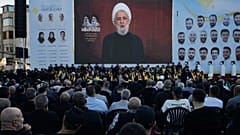 يستمع الناس إلى زعيم حزب الله نعيم قاسم وهو يلقي خطابًا متلفزًا خلال الذكرى الأولى لاغتيال زعيم حزب الله السيد حسن نصر الله، السبت 27 سبتمبر 2025