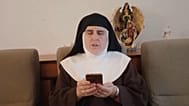 Una de las hermanas del convento de Belorado lee un comunicado durante la detención de Sor Isabel