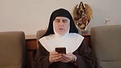 Eine der Schwestern des Belorado-Klosters verliest während der Verhaftung von Schwester Isabel ein Kommuniqué.
