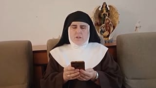 Una de las hermanas del convento de Belorado lee un comunicado durante la detención de Sor Isabel