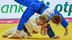 Pupp Réka (kékben) és az olasz Odette Giuffrida a cselgáncs-vb vegyes csapatversenyében a Papp László Budapest Sportarénában 2025. június 20-án. 