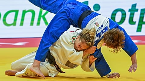 Pupp Réka (kékben) és az olasz Odette Giuffrida a cselgáncs-vb vegyes csapatversenyében a Papp László Budapest Sportarénában 2025. június 20-án. 