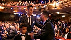 لاعب كرة القدم البرتغالي كريستيانو رونالدو يصافح لاعب كرة ال��دم الأرجنتيني ليونيل، الاثنين 23 أكتوبر/تشرين الأول 2017.