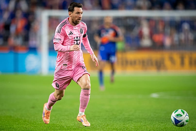 ليونيل ميسي يركض في الملعب خلال الشوط الثاني من مباراة نصف نهائي القسم الشرقي في الدوري الأمريكي، الأحد 23 نوفمبر/تشرين الثاني 2025، في سينسيناتي.