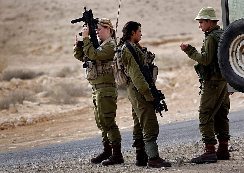 جنود إسرائيليون يقفون قرب الحدود بين إسرائيل ومصر في 22 أكتوبر 2014.