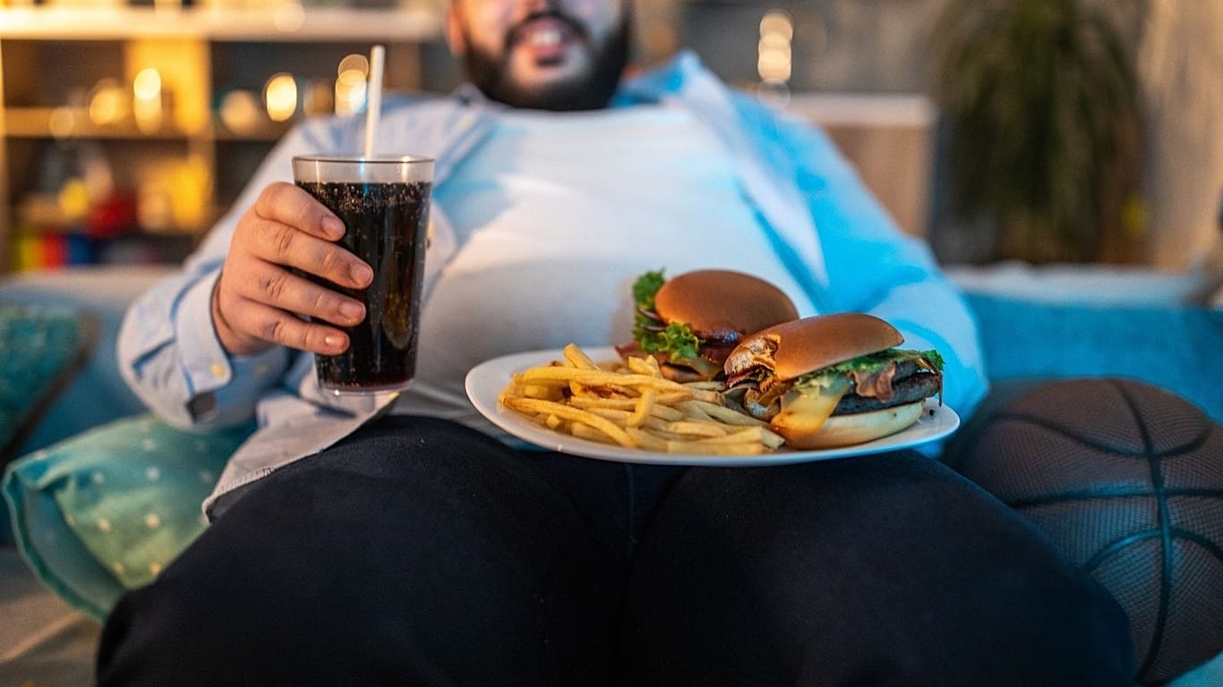 اینفلوئنسر روس پس از «چالش» خوردن ۱۰ هزار کالری در روز جانش را از دست داد