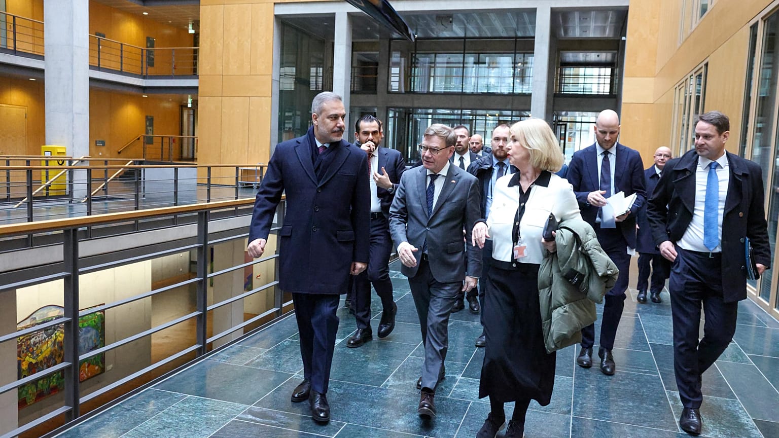 Dışişleri Bakanı Hakan Fidan, Berlin ziyareti kapsamında, Almanya Federal Dışişleri Bakanı Johann Wadephul ile birlikte Federal Meclis binasını ziyaret etti.