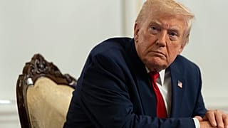 الرئيس دونالد ترامب يتحدث إلى الصحفيين بعد مخاطبته الجنود عبر الفيديو من مقر إقامته مار-أ-لاجو في عيد الشكر، يوم الخميس 27 نوفمبر 2025، في بالم بيتش، فلوريدا