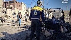 Ein Mitarbeiter des syrischen Zivilschutzes überprüft ein gepanzertes Fahrzeug, das bei einem Angriff der israelischen Streitkräfte im südsyrischen Dorf Beit Jin (Syrien) zerstört wurde, Freitag, 28. November 2025.