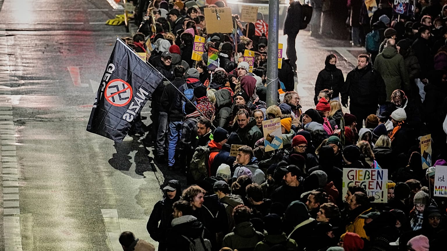 Manifestantes em frente ao Congresso da Juventude da Afd