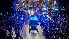 Ludzie demonstrują przeciwko planowanemu ponownemu utworzeniu młodzieżowej organizacji AfD w Giessen, sobota 29 listopada 2025 r. 