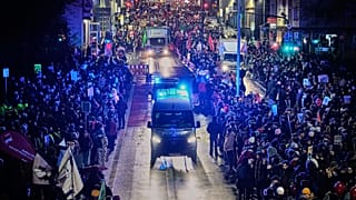 Ludzie demonstrują przeciwko planowanemu ponownemu utworzeniu młodzieżowej organizacji AfD w Giessen, sobota 29 listopada 2025 r. 