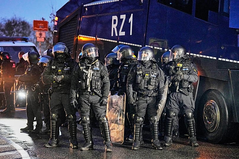 پلیس آلمان در کنار ماشین‌های آب ‌پاش برای کنترل تظاهرات ضد راست افراطی