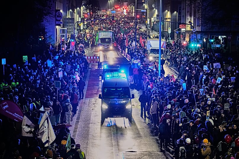 تظاهرات گسترده همزمان با برپایی گردهم‌آیی اعضای حزب راست افراطی «آلترناتیو برای آلمان» در شهر گیسن