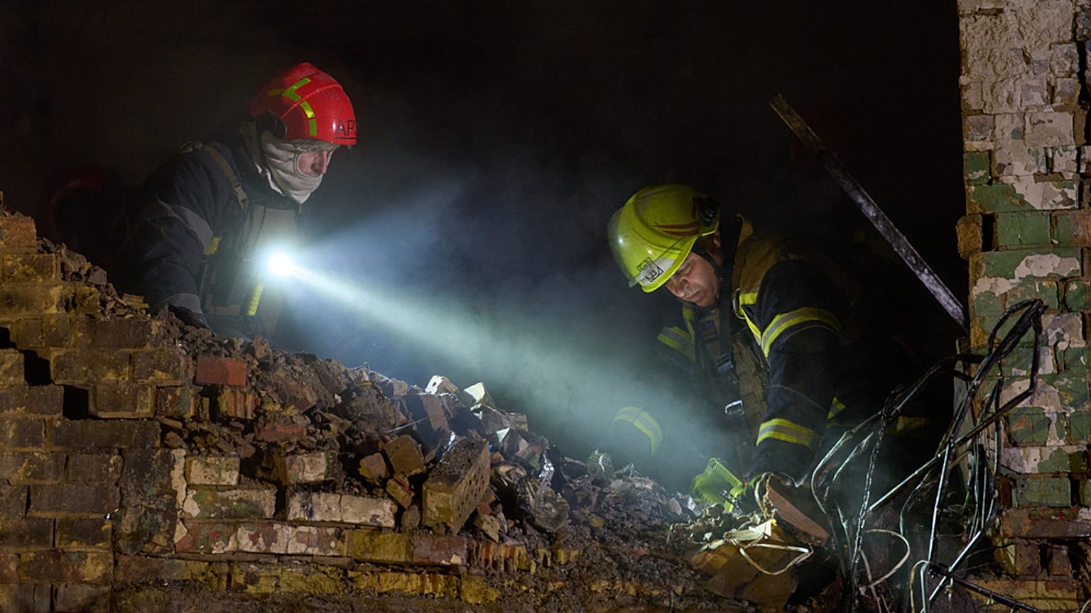 فرق الإنقاذ تبحث عن ضحايا بعد أن أصابت طائرة مسيرة مبنى سكنيًا خلال الهجوم الروسي الليلي بالصواريخ والطائرات المسيرة في كييف، أوكرانيا، يوم السبت 29 نوفمبر 2025. (تصوير: AP / 