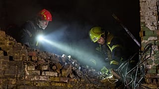 فرق الإنقاذ تبحث عن ضحايا بعد أن أصابت طائرة مسيرة مبنى سكنيًا خلال الهجوم الروسي الليلي بالصواريخ والطائرات المسيرة في كييف، أوكرانيا، يوم السبت 29 نوفمبر 2025. (تصوير: AP / 