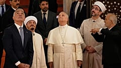 زار البابا ليو الرابع عشر، يوم السبت 29 نوفمبر 2025، جامع السلطان أحمد المعروف بالجامع الأزرق، في إسطنبول، تركيا. (تصوير: أسوشيتد برس/إمره غوريل)