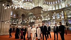 Papst Leo XIV. besucht in Istanbul die Sultan-Ahmed-Moschee aus osmanischer Zeit, auch als Blaue Moschee bekannt.