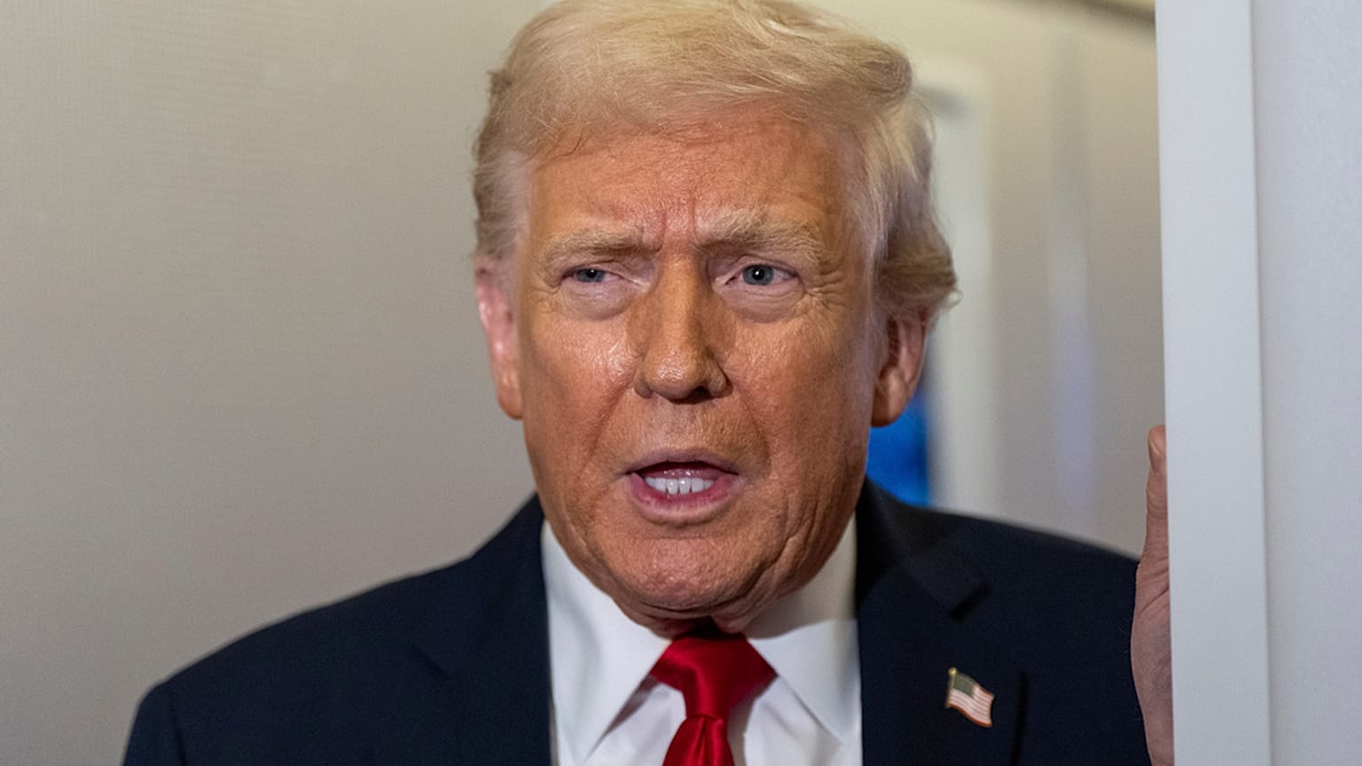  الرئيس دونالد ترامب يتحدث مع الصحفيين أثناء رحلته على متن طائرة الرئاسة، الثلاثاء 25 نوفمبر/تشرين الثاني 2025. 