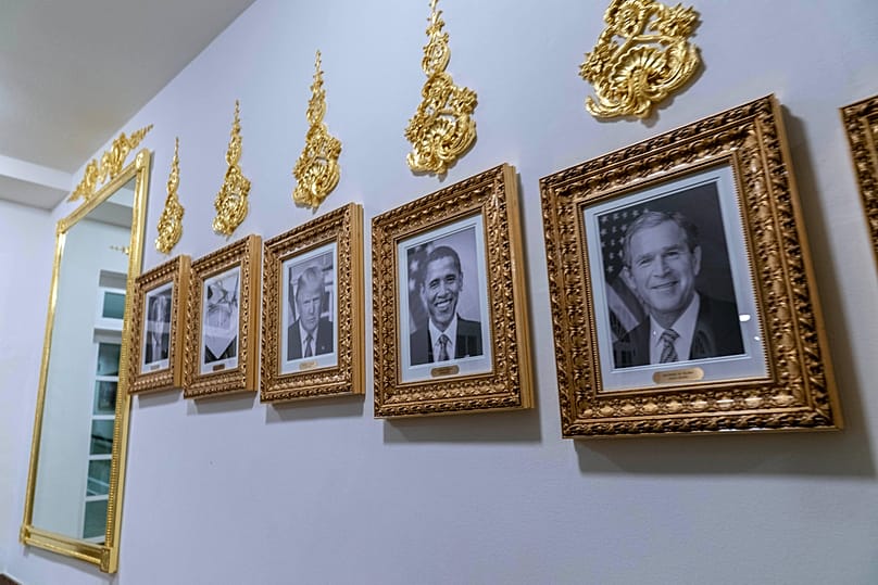 مرآة عليها صور دونالد ترامب، وتوقيع الرئيس السابق جو بايدن الآلي، والرئيس السابق باراك أوباما، والرئيس السابق جورج دبليو بوش، البيت الأبيض، الأحد 19 أكتوبر/تشرين الأول 2025