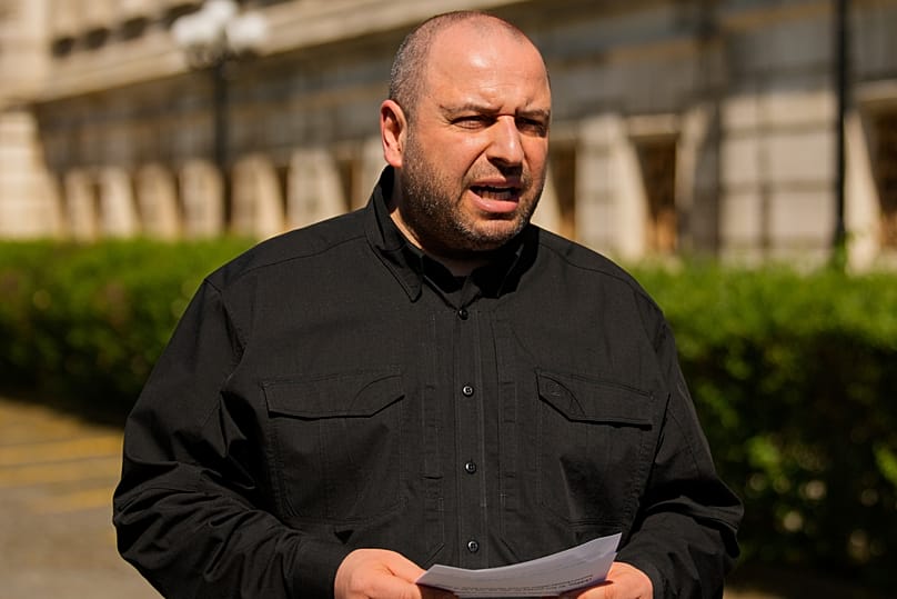 Rustem Umierow przemawia do mediów w Pałacu Çırağan po zakończeniu rozmów pokojowych między Ukrainą a Rosją w Stambule w Turcji, w poniedziałek, 2 czerwca 2025 r. 