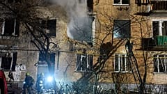 Feuerwehrleute löschen einen Brand, nachdem eine Drohne während des nächtlichen russischen Drohnenangriffs in Kiew, Ukraine, in der Nacht zum Samstag ein Wohngebäude getroffen hat. 29. November, 2025.