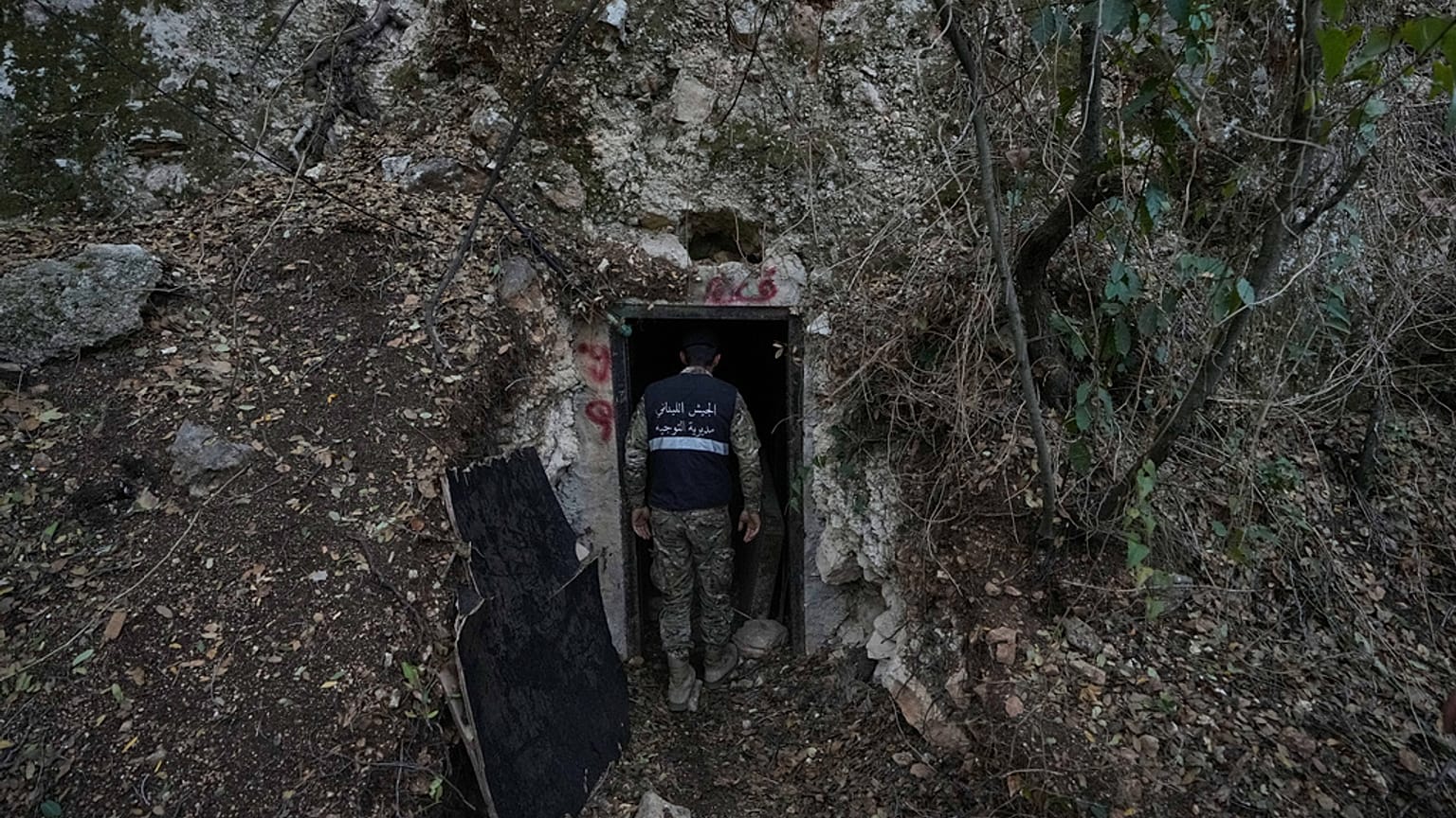 جندي من الجيش اللبناني يقف عند مدخل نفق محفور في جبل استخدمه مسلحو حزب الله في وادي زبقين، جنوب لبنان، الجمعة 28 نوفمبر/تشرين الثاني 2025.