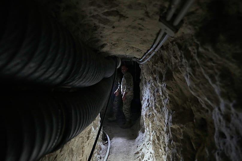 جنود من الجيش اللبناني يسيرون عبر نفق محفور في جبل استخدمه مسلحو حزب الله في وادي زبقين، جنوب لبنان، الجمعة 28 نوفمبر/تشرين الثاني 2025. 