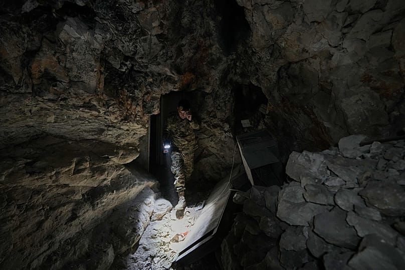 جندي من الجيش اللبناني يسير عبر نفق محفور في جبل كان يستخدمه مسلحو حزب الله في وادي زبقين، جنوب لبنان، الجمعة 28 نوفمبر/تشرين الثاني 2025.