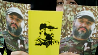 امرأة شيعية لبنانية تحمل صورًا للقائد العسكري البارز في حزب الله عماد مغنية، الجمعة 22 فبراير/شباط 2008. 