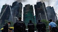 İtfaiyeciler, 27 Kasım 2025 Perşembe günü, Hong Kong'un Yeni Toprakları'nın Tai Po bölgesindeki Wang Fuk Court'ta çıkan yangını söndürmek için çalışıyor.