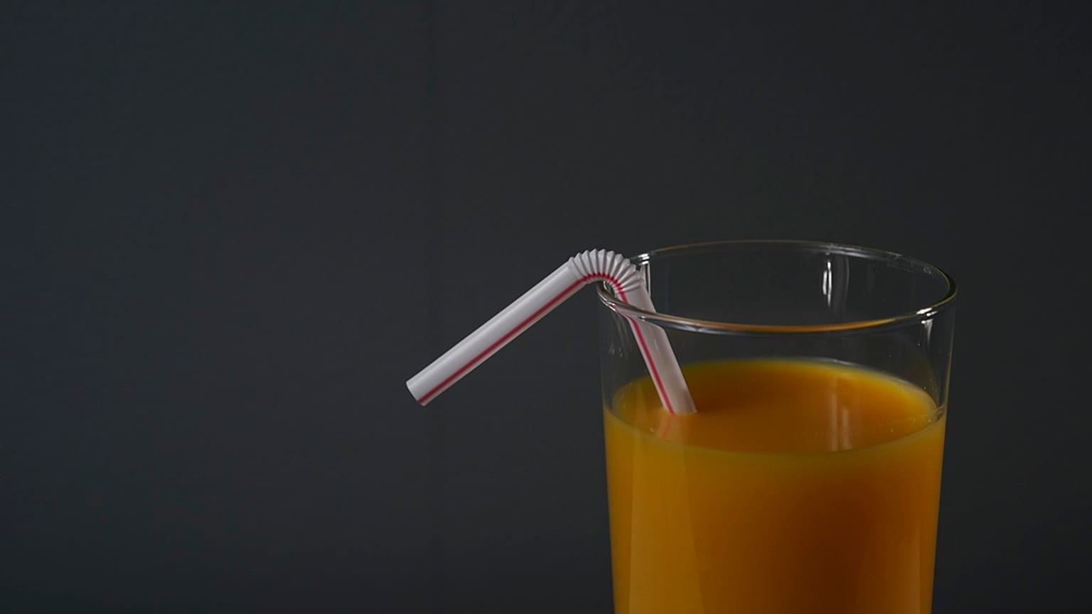  قشة بلاستيكية معروضة في كوب من عصير البرتقال، الثلاثاء، 11 فبراير/شباط 2025، في سينسيناتي.