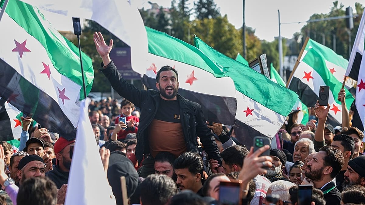 Ein-Jahr-nach-Assads-Sturz-Hama-erlebt-den-gr-ten-Aufmarsch-seit-Jahrzehnten