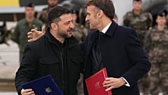 Prezydent Francji Emmanuel Macron i prezydent Ukrainy Wołodymyr Zełenski, 17 listopada 2025 r., w bazie lotniczej Villacoublay pod Paryżem.