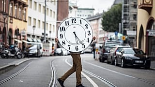 ساعة حائط كبيرة عبر أحد شوارع فرانكفورت، وسط ألمانيا، يوم الجمعة 9 أكتوبر/تشرين الأول 2015. 