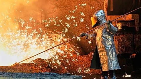 Almanya'nın Duisburg kentindeki Thyssenkrupp çelik fabrikasında çalışan bir adam, 5 Kasım 2025
