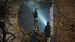 DATEI: Rettungskräfte suchen nach dem Einschlag einer Drohne in ein Wohnhaus während eines nächtlichen russischen Raketen- und Drohnenangriffs in Kiew nach Opfern, 29. November 2025