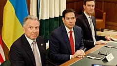 Steve Witkoff, sekretarz stanu Marco Rubio  i Jared Kushner uczestniczą w spotkaniu z ukraińskimi urzędnikami w niedzielę 30 listopada 2025 r. w Hallandale Beach na Florydzie.