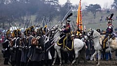 Geschichtsbegeisterte in Regimentsuniformen stellen Napoleons berühmte Schlacht bei Austerlitz nach. Sie feiern das 220. Jubiläum.
