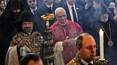 Papst Leo XIV. und der armenische Patriarch von Konstantinopel, Erzbischof Sahag II. Maschalian, treffen zur Feier einer Liturgie in der armenisch-apostolischen Kathedrale von Istanbul, Türkei, ein, 