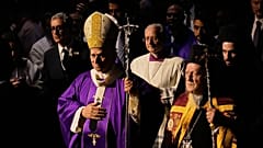 Papst Leo XIV. zelebriert eine Messe in Istanbul. Gläubige zeigen ihre Freude.