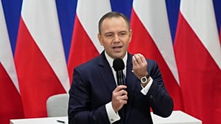 O Presidente Karol Nawrocki reúne-se com cidadãos idosos e assina o projeto de lei durante uma visita a Sochaczew, perto de Varsóvia, na segunda-feira, 3 de novembro de 2025.