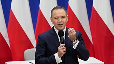 Staatspräsident Karol Nawrocki trifft bei einem Besuch in Sochaczew, in der Nähe von Warschau, am Montag, den 3. November 2025, mit Senioren zusammen und unterzeichnet das Gesetz.