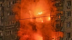 Nach dem Einschlag einer russischen Rakete in ein mehrstöckiges Wohnhaus in Wyschgorod, außerhalb von Kiew, Ukraine, am frühen Sonntag, 30. November 2025, wütet ein Feuer.