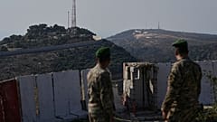 جنود الجيش اللبناني ينظرون إلى موقع حانيتا العسكري الإسرائيلي، وموقع اللبونة، أحد التلال الخمسة التي تحتلها إسرائيل منذ العام الماضي، في جنوب لبنان، الجمعة 28 نوفمبر
