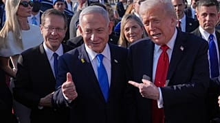 Il presidente di Israele Herzog con il primo ministro Netanyahu e il presidente Usa Trump lo scorso 13 ottobre all'aeroporto di Tel Aviv