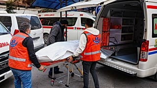 تم نقل جثة أحد ضحايا غارة القوات الإسرائيلية على قرية بيت جين جنوب سوريا إلى مستشفى المواساة في دمشق ، الجمعة ، نوفمبر. 28, 2025. 