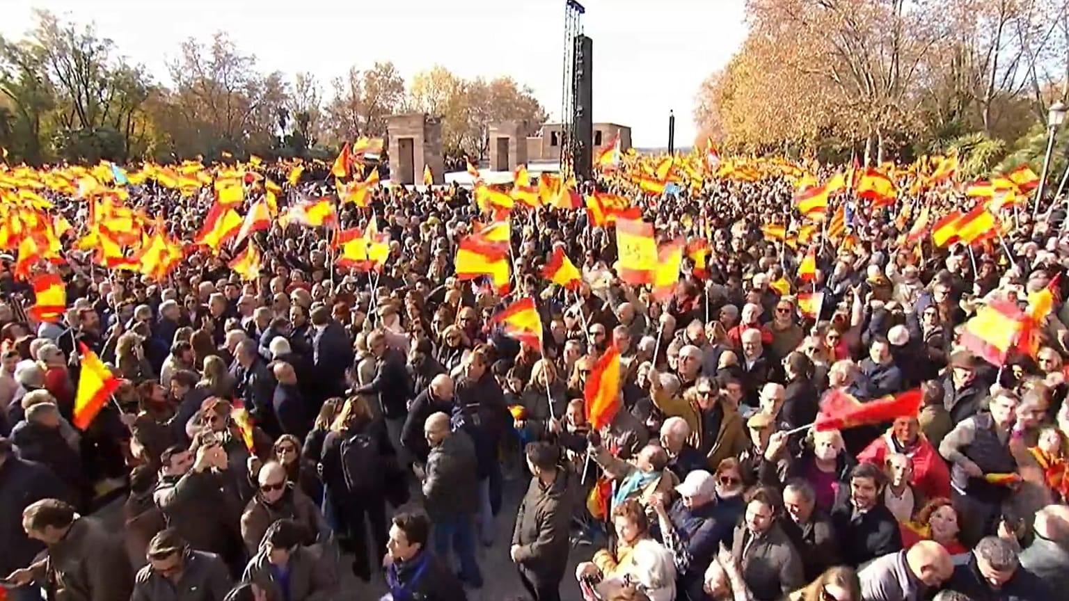 Miles de personas protestan en el Templo de Debod, Madrid, España, el 30 de noviembre de 2025.