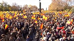 Tausende von Menschen protestieren am 30. November 2025 vor dem Debod-Tempel in Madrid, Spanien.